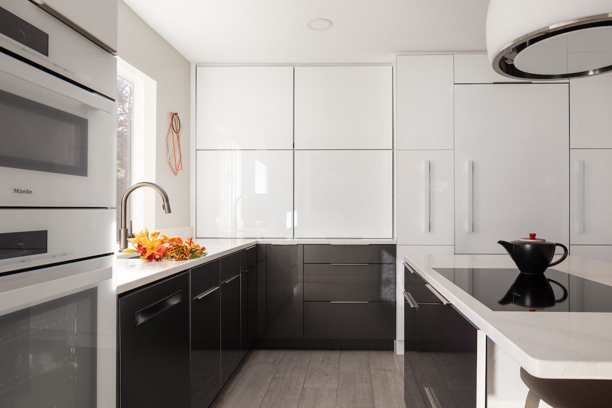 two-tone-black-and-white-kitchen-cabinets