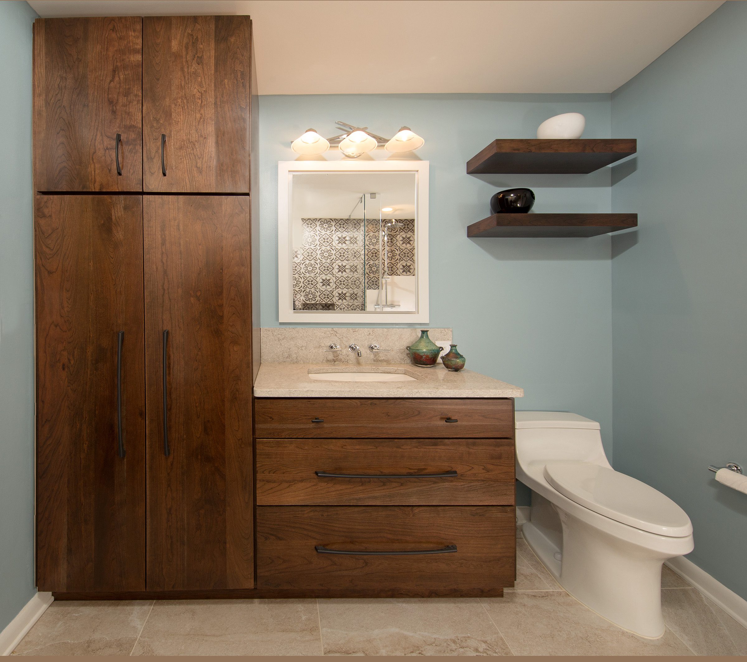 A photo of a European style modern bathroom with tall storage units